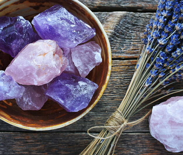 Kristalle wie Rosenquarz oder Amethyst benutzt man im Feng Shui, um die Schwingung in einem Raum zu erhöhen.