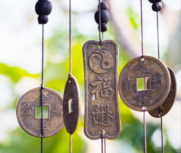 Im traditionellen Feng Shui aktivieren die Glücksmünzen die Energie für Erfolg und Wohlstand