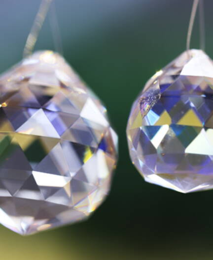 Kristalle dienen im Feng Shui dazu, die Energie im Raum zu behalten und zu streuen.